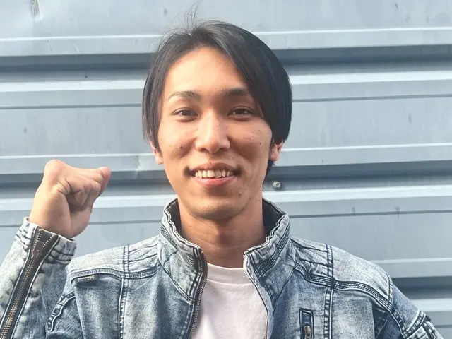 ベランダの床・壁・排水溝・溝・手摺り網戸・窓 の高圧簡易清掃サービスの画像