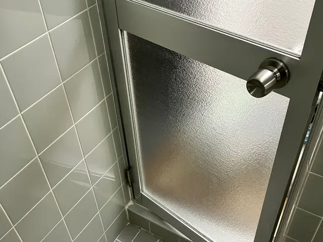 浴室の扉交換(中折れドア)サービスの画像