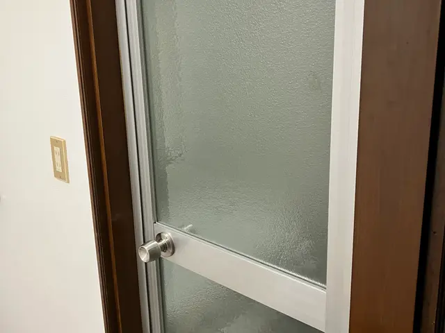 浴室の扉交換(中折れドア)サービスの画像