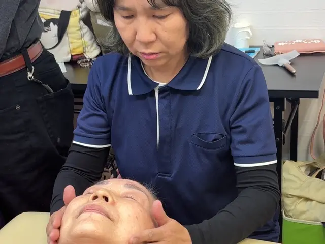 優しく触れてリンパを流します。毎日のセルフケアで若々しい体を作ります。サービスの画像