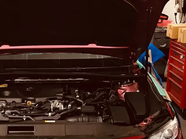 自動車ガラスのヒビ割れ　リペア作業サービスの画像