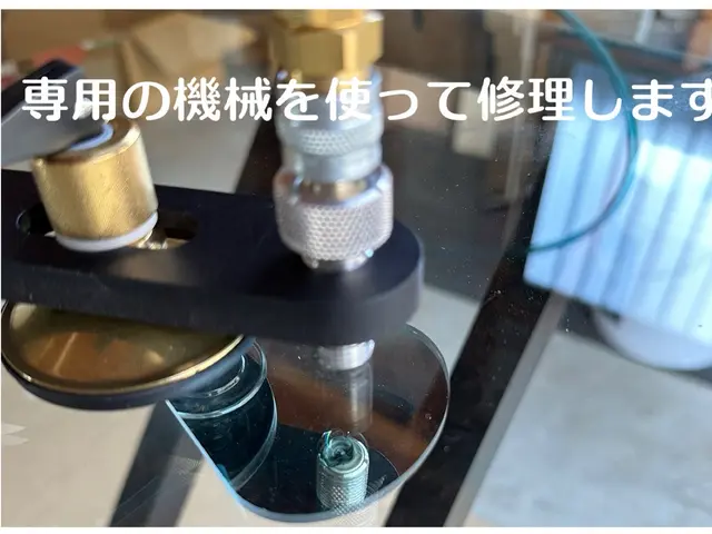 自動車ガラスのヒビ割れ　リペア作業サービスの画像