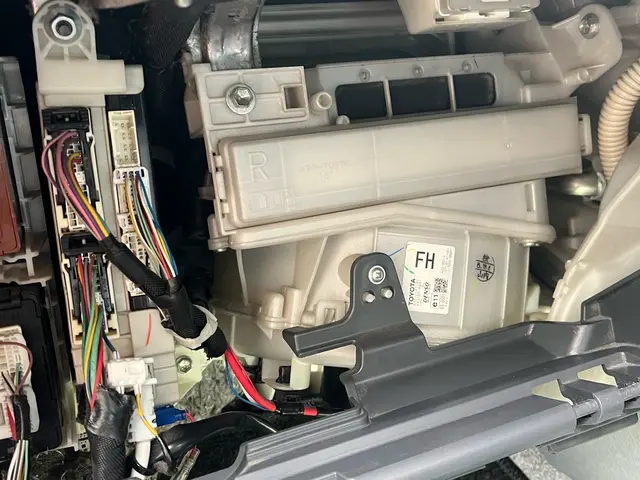 臭いの本から専用機材で徹底洗浄！仕上げに車内全体の臭いもオゾン脱臭込みでこの価格サービスの画像