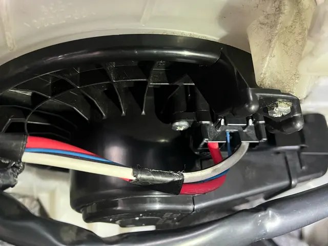 臭いの本から専用機材で徹底洗浄！仕上げに車内全体の臭いもオゾン脱臭込みでこの価格サービスの画像