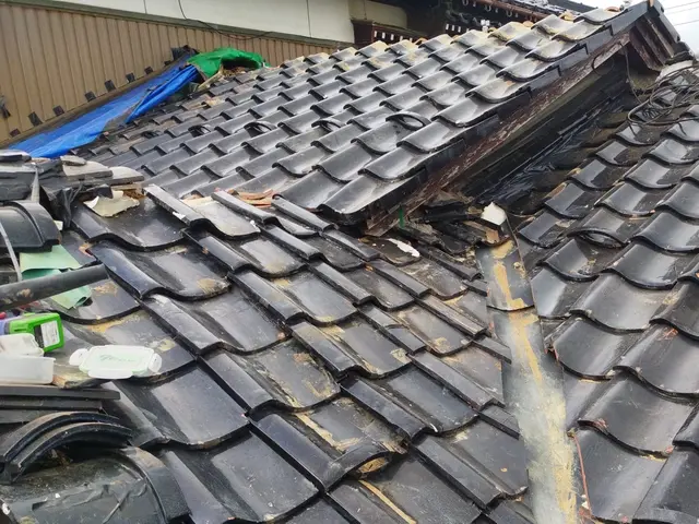 雨漏りの応急修理〜瓦葺きまでできます☆サービスの画像