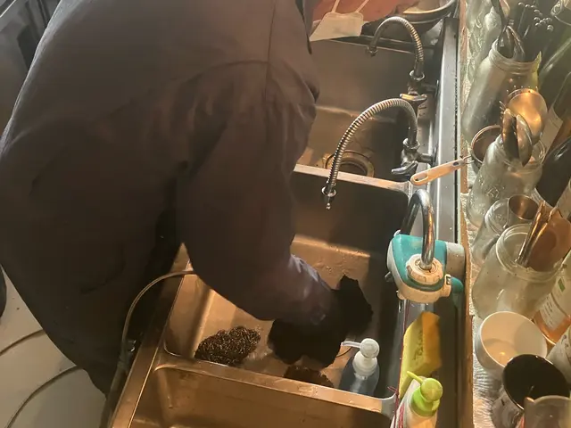 作業者は建築物排水管清掃技士資格所有者だから任せて安心！【作業外注一切なし】サービスの画像