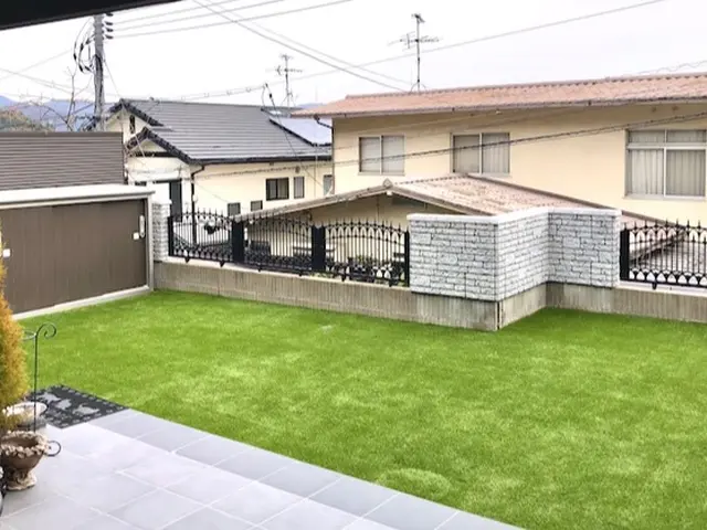 人工芝の施工は実績多数のグリーンデイ広島へ。丁寧な作業で職人が元気よく伺います！サービスの画像