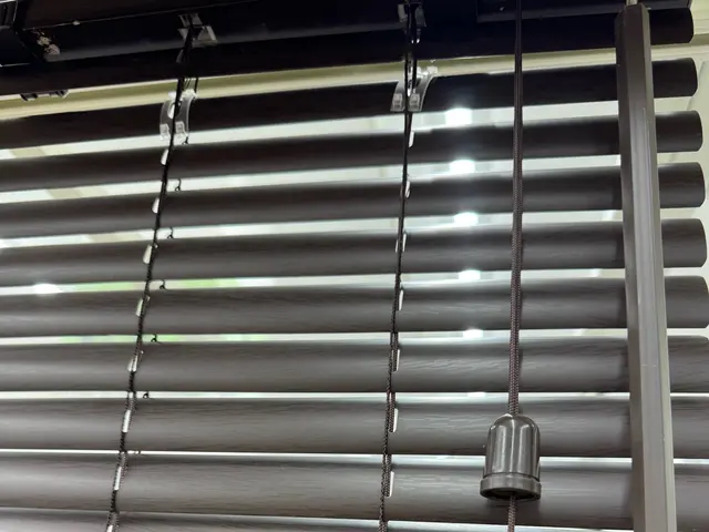 カーテンレール、ブラインド、ロールスクリーン取付サービスの画像