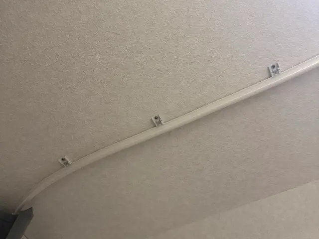 カーテンレール、ブラインド、ロールスクリーン取付サービスの画像