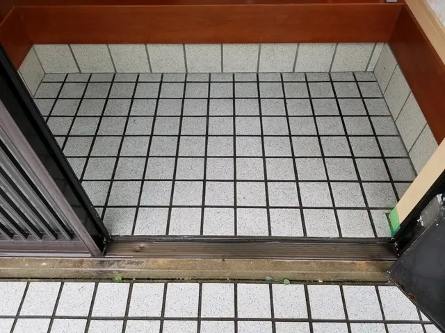 ベランダ、バルコニー、玄関タイル　クリーニング(高圧洗浄、薬品洗浄)サービスの画像