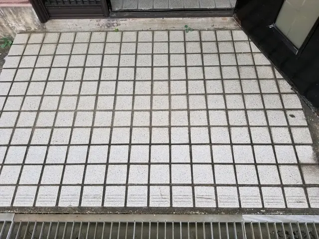 ベランダ、バルコニー、玄関タイル　クリーニング(高圧洗浄、薬品洗浄)サービスの画像