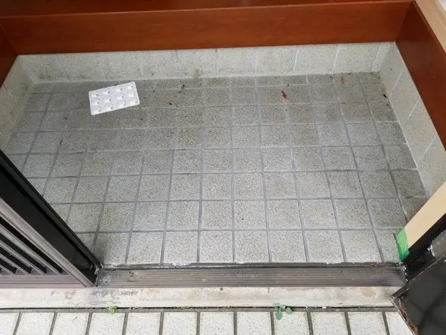 ベランダ、バルコニー、玄関タイル　クリーニング(高圧洗浄、薬品洗浄)サービスの画像