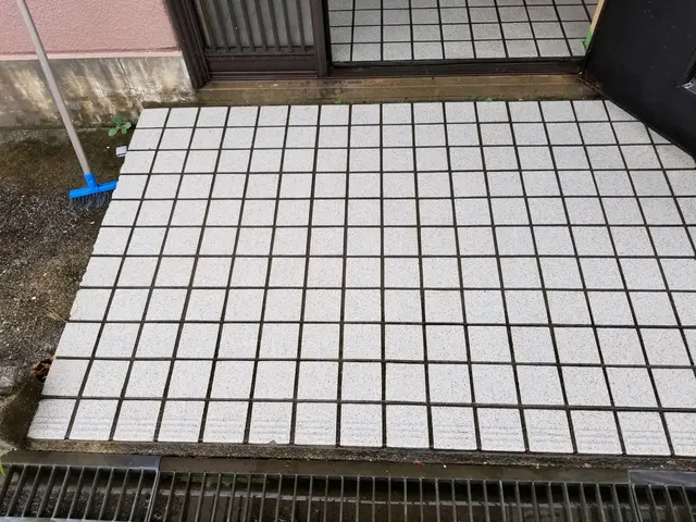 ベランダ、バルコニー、玄関タイル　クリーニング(高圧洗浄、薬品洗浄)サービスの画像