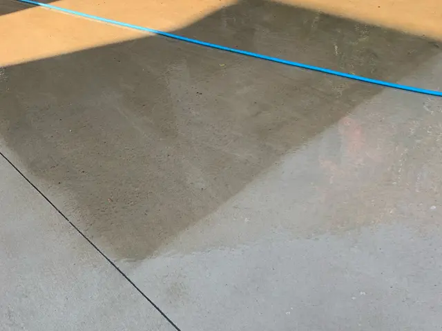 エンジン付高圧洗浄で作業します。駐車場をピカピカに仕上げます。サービスの画像