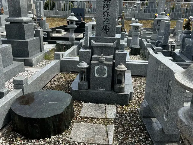 地域密着！低価格！庭師が丁寧にお墓を磨き、草抜きなどします　お墓参りは頼む時代サービスの画像