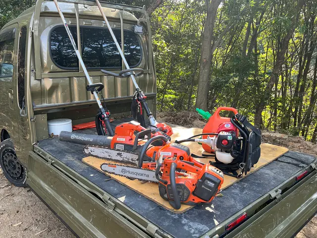 【男女2名で訪問】お庭から広大な荒廃地まで美しく再生！太い立木も対応可能です。サービスの画像