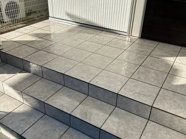 カビや黒ずみもスッキリ！1番目に入る玄関前を綺麗にいたします。サービスの画像