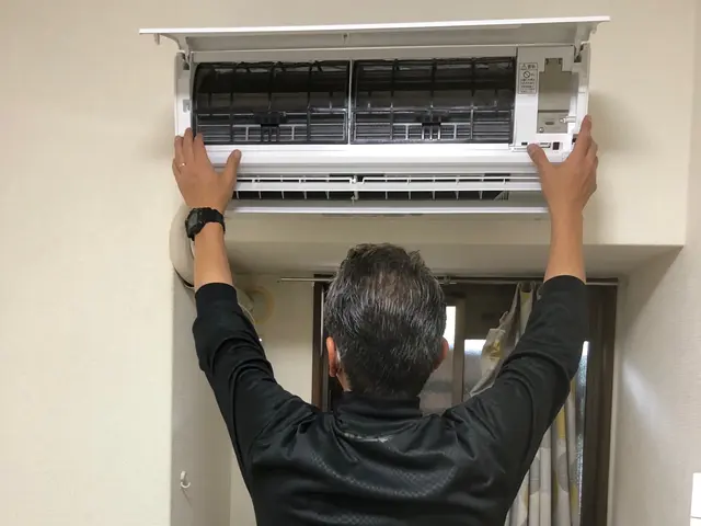 女性の一人暮らしの方も安心！夫婦でお伺いいたします。只今エアコン処分無料引き取りサービスの画像