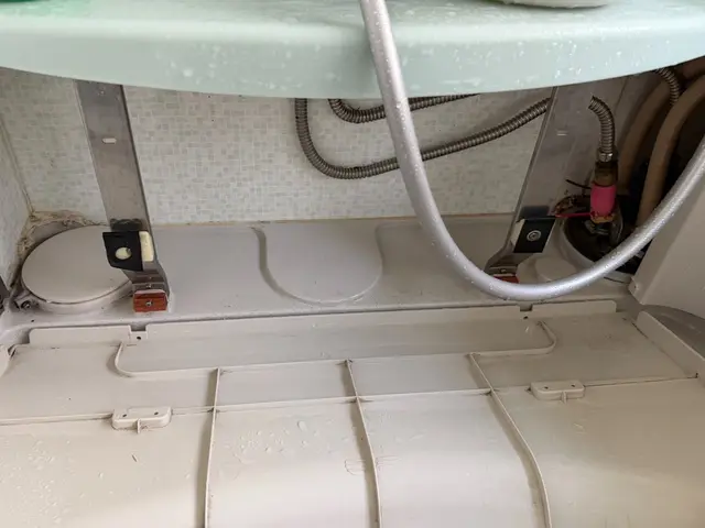 見えないところまで清掃　浴室洗浄サービスの画像