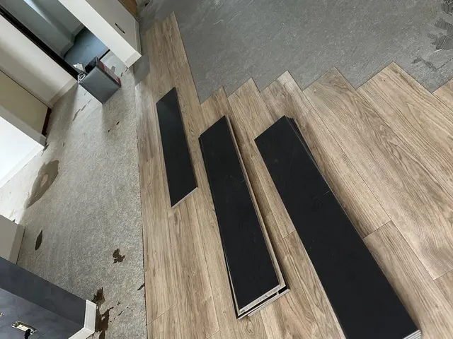 【原状回復や模様替えに最適】フロアタイル重ね貼りサービスの画像