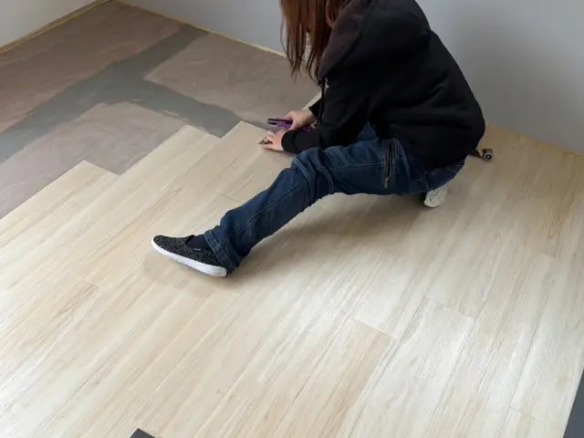 【原状回復や模様替えに最適】フロアタイル重ね貼りサービスの画像