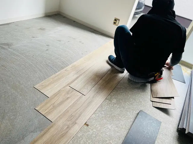 【原状回復や模様替えに最適】フロアタイル重ね貼りサービスの画像