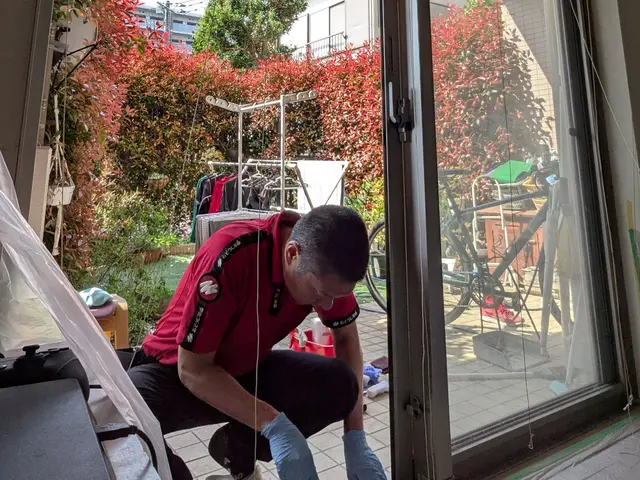 気になる窓サッシの汚れは、プロのクリーニングでKIREIにいたしますサービスの画像