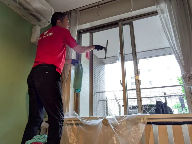 気になる窓サッシの汚れは、プロのクリーニングでKIREIにいたしますサービスの画像