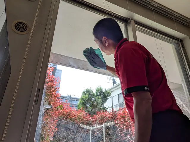 気になる窓サッシの汚れは、プロのクリーニングでKIREIにいたしますサービスの画像