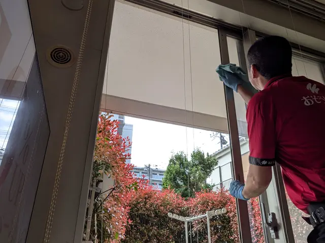 気になる窓サッシの汚れは、プロのクリーニングでKIREIにいたしますサービスの画像