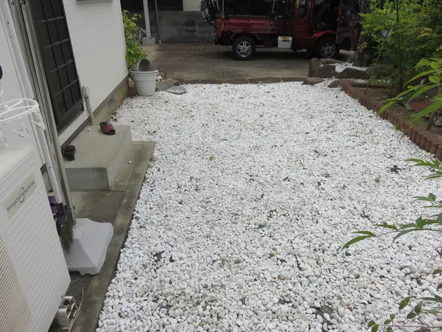 業界26年の造園施工者！お庭、駐車場、敷地など、あらゆる場所で砂利敷き致します！サービスの画像