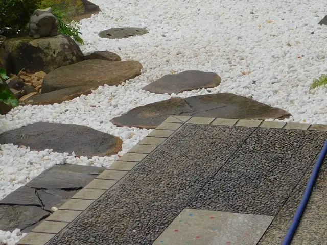 業界26年の造園施工者！お庭、駐車場、敷地など、あらゆる場所で砂利敷き致します！サービスの画像