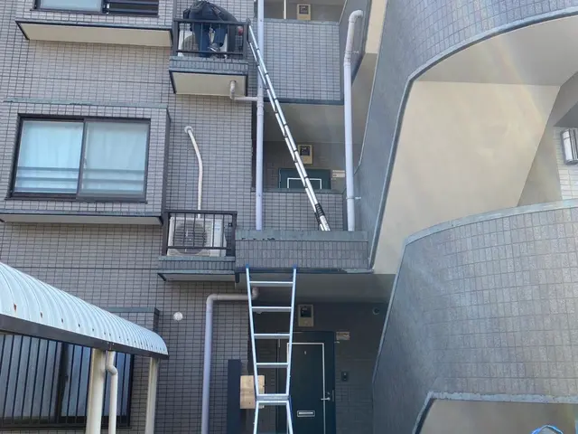 2名で作業　断られた方や難工事のみお受けします。隠蔽　高所　屋根　壁面　天吊りサービスの画像