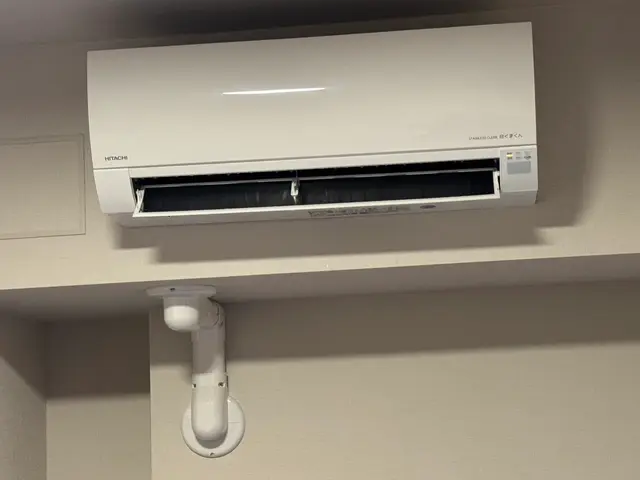 2名で作業　断られた方や難工事のみお受けします。隠蔽　高所　屋根　壁面　天吊りサービスの画像