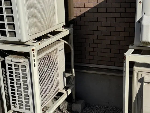 2名で作業　断られた方や難工事のみお受けします。隠蔽　高所　屋根　壁面　天吊りサービスの画像