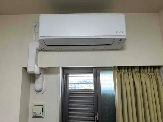 2名で作業　断られた方や難工事のみお受けします。隠蔽　高所　屋根　壁面　天吊りサービスの画像