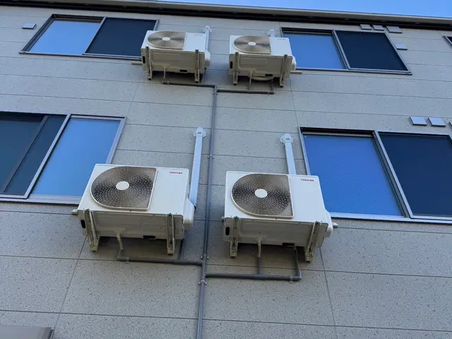 2名で作業　断られた方や難工事のみお受けします。隠蔽　高所　屋根　壁面　天吊りサービスの画像