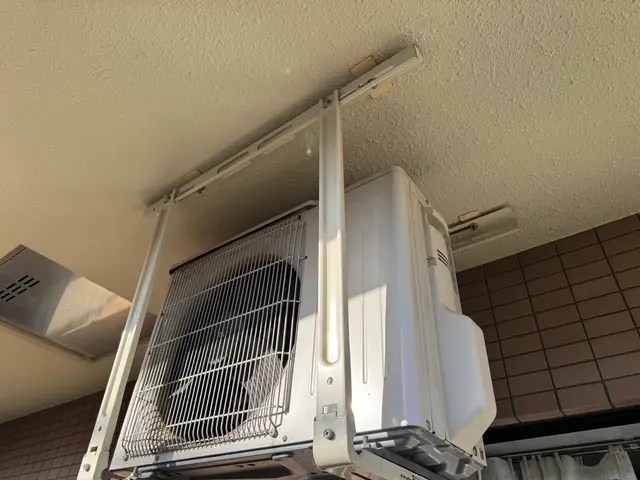 2名で作業　断られた方や難工事のみお受けします。隠蔽　高所　屋根　壁面　天吊りサービスの画像