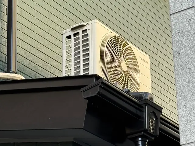 2名で作業　断られた方や難工事のみお受けします。隠蔽　高所　屋根　壁面　天吊りサービスの画像