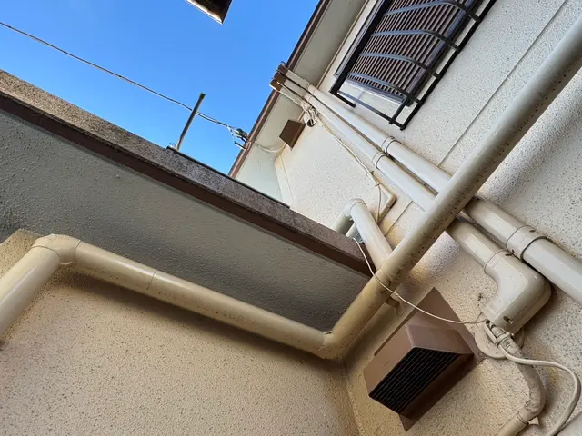 2名で作業　断られた方や難工事のみお受けします。隠蔽　高所　屋根　壁面　天吊りサービスの画像