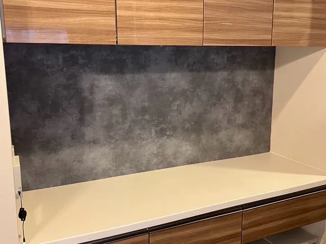 持ち家、賃貸でもアクセントクロス施工ができます。15〜25日対応不可サービスの画像