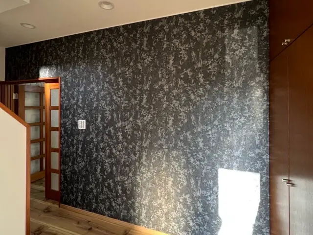 持ち家、賃貸でもアクセントクロス施工ができます。15〜25日対応不可サービスの画像