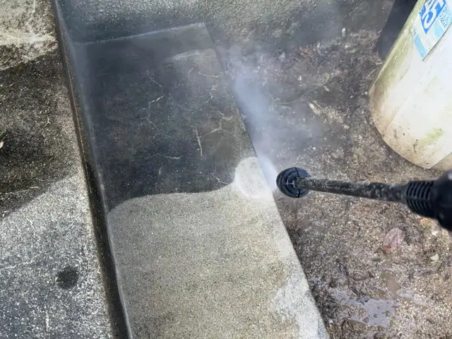 床・壁・排水溝・溝・手摺り等の清掃・網戸高圧洗浄・窓、サッシの簡易清掃セットサービスの画像