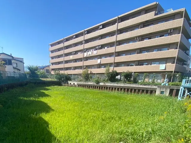 草刈機で迅速丁寧な作業をいたしますサービスの画像