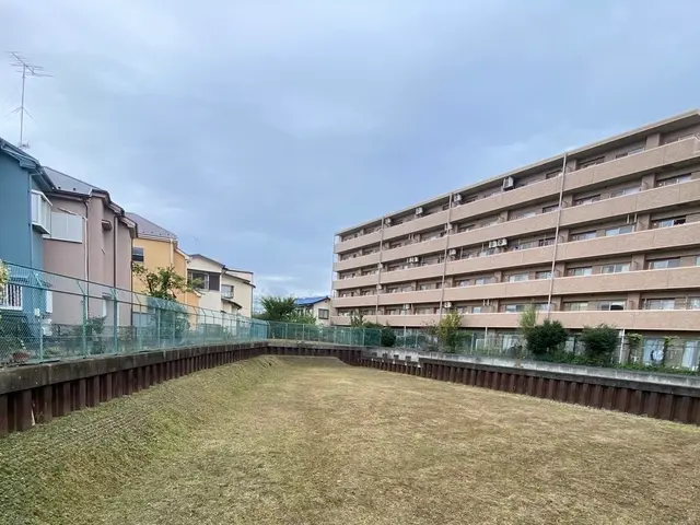 草刈機で迅速丁寧な作業をいたしますサービスの画像