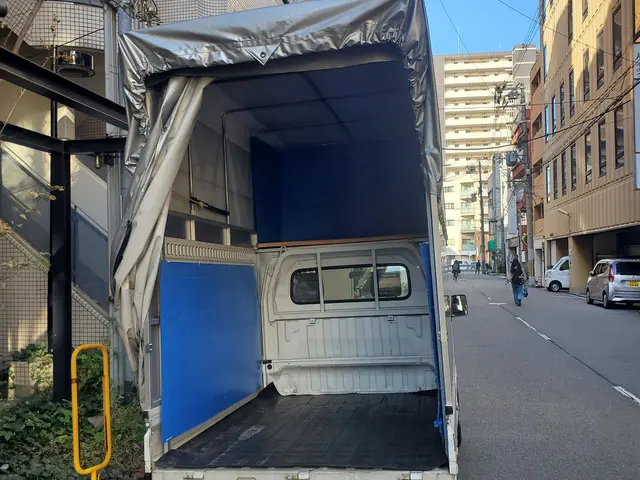 組み立て式の家具をバラして車で運び、また元通りに組み立てます。サービスの画像