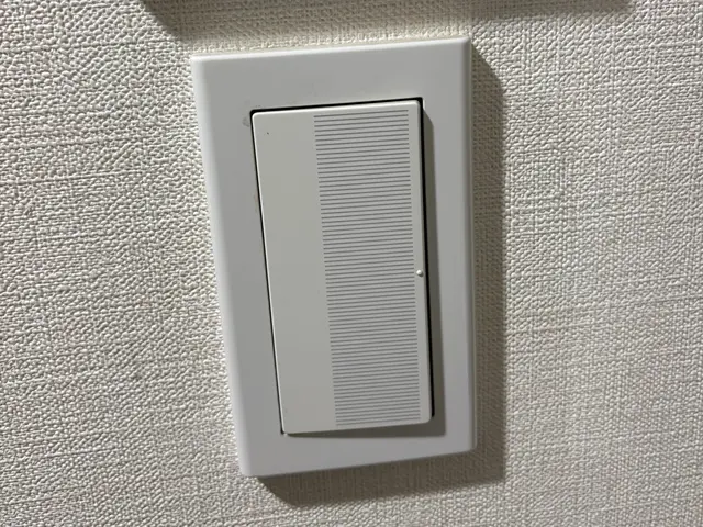 電気工事士が、古く成って不具合が発生したコンセントやスイッチの交換を行います。サービスの画像