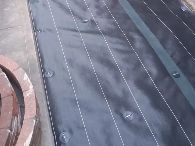 お庭や畑等に草の生えないよう防草シートをはります。シートの素材も選べます☆サービスの画像