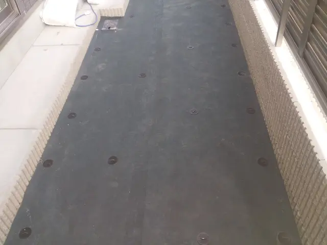 お庭や畑等に草の生えないよう防草シートをはります。シートの素材も選べます☆サービスの画像