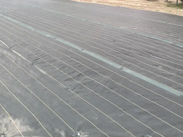 お庭や畑等に草の生えないよう防草シートをはります。シートの素材も選べます☆サービスの画像